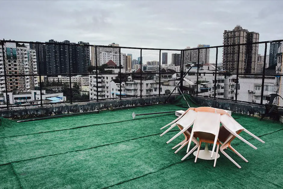 An image showing a padel court, surrounded by walls and with artificial grass.