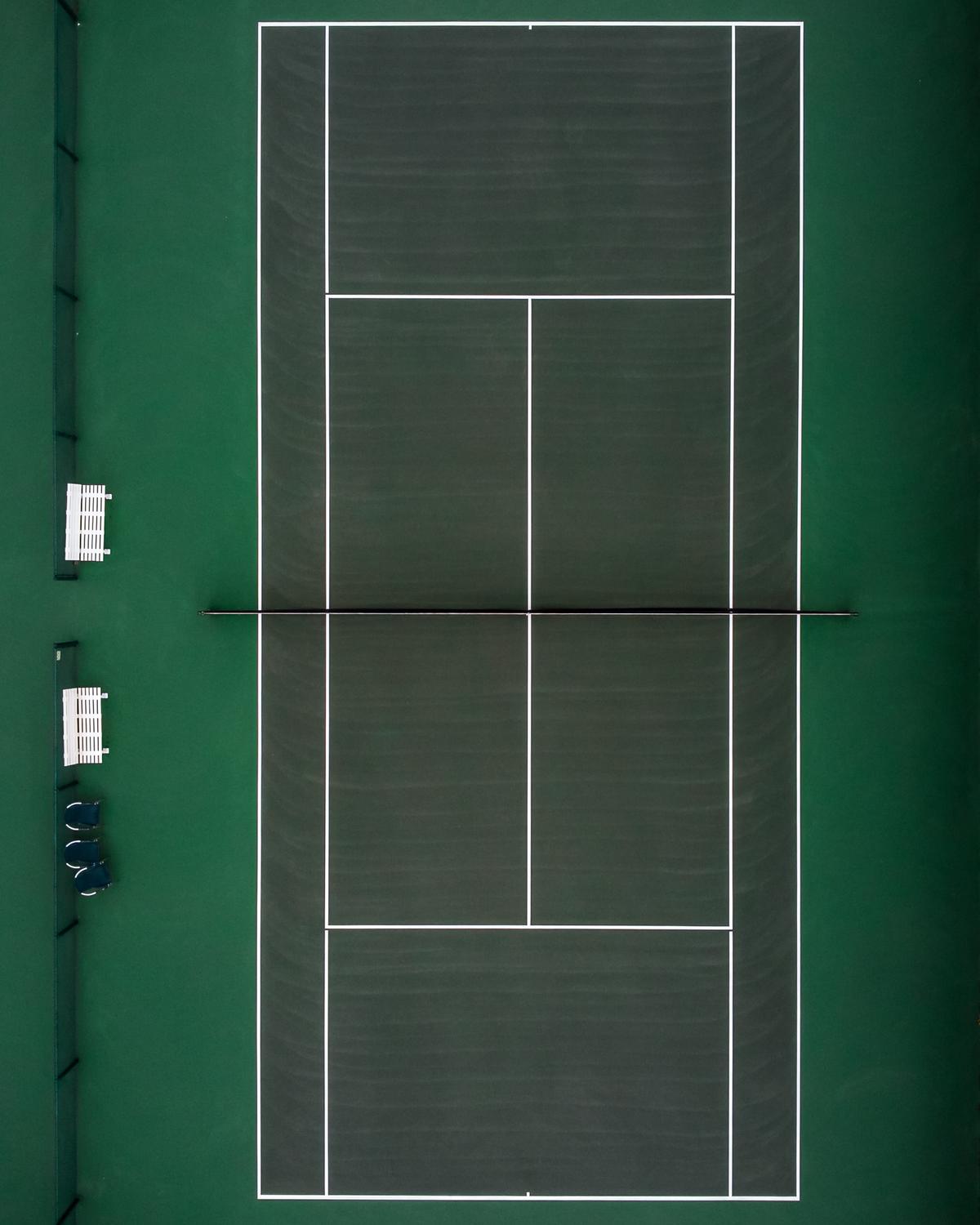 Conceptual image of a tennis player on a tennis court, symbolizing the correlation between ranking and performance in determining earnings